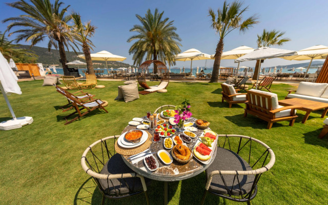 Moyo Beach Hotel