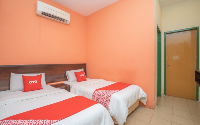 OYO 44078 The Island Hotel
