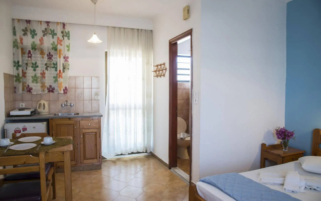 Yannis Yard Studios and Apartments