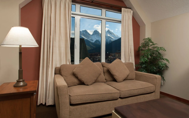 Blackstone Mountain Lodge by CLIQUE