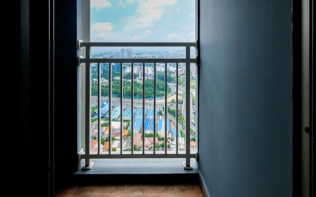 Spacious Studio Apartment at Springwood Residence By Travelio