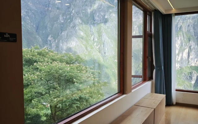 Tiger Leaping Half Way Guest House