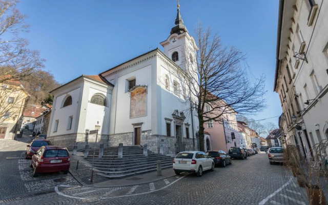 Lovely Apartment Under the Castle Hill