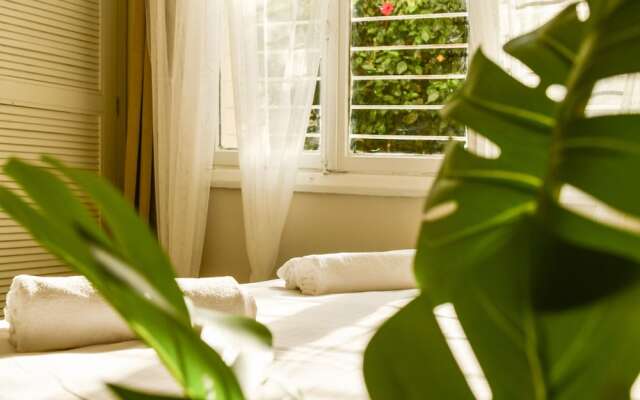 Serene Retreat with Lush Garden by Sea N Rent