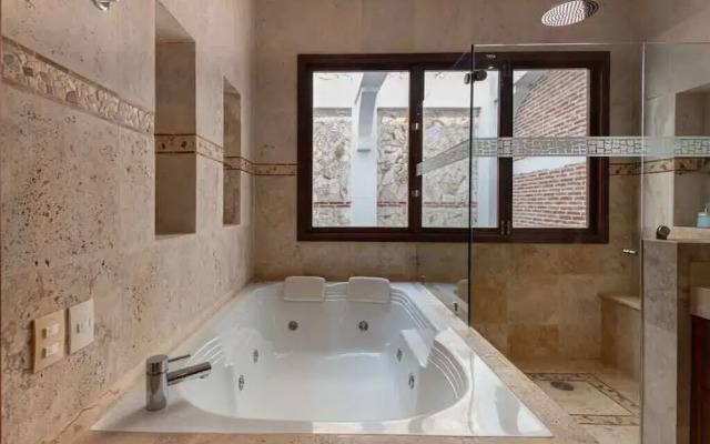 Luxury Apartment– Private Pool & Rooftop Jacuzzi