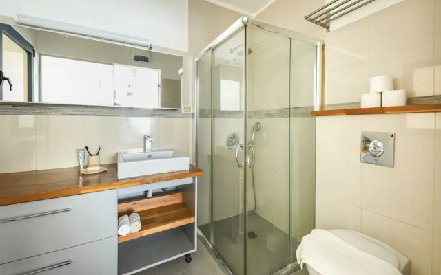 Stylish 3-BR Apt w Balcony and Parking