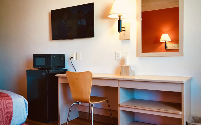 Travelodge by Wyndham Madison Heights MI