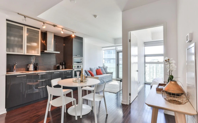 Brilliant High-Rise 2 Bed and Parking