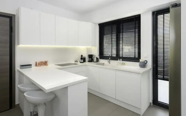 Flat with stunning views & prv parking