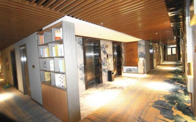 Hailong Hotel (Wanda Plaza Pang Xuchang East Station)