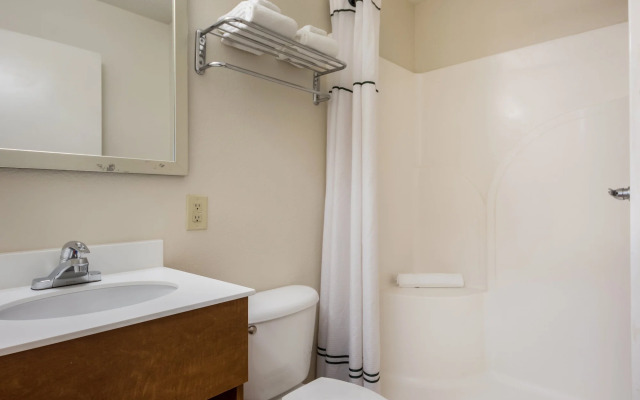 HomeTowne Studios by Red Roof Dallas - Mesquite