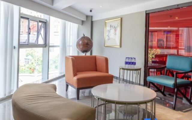 Ziyang Holiday Hotel (Zhengzhou Hanghai Square Subway Station Branch)