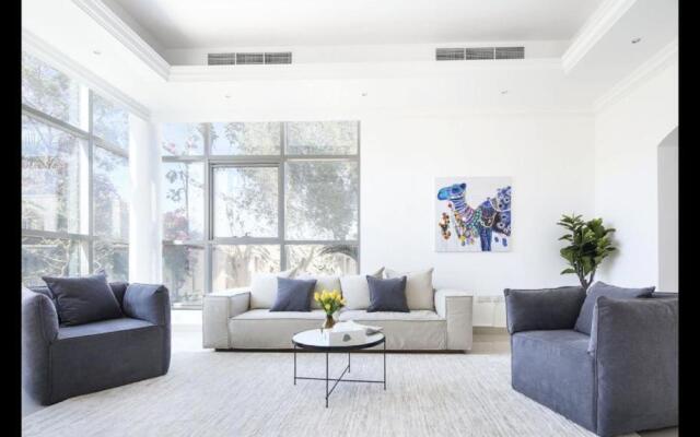 Hometown Apartments - Incredible 4 Bedroom plus maidsroom Villa