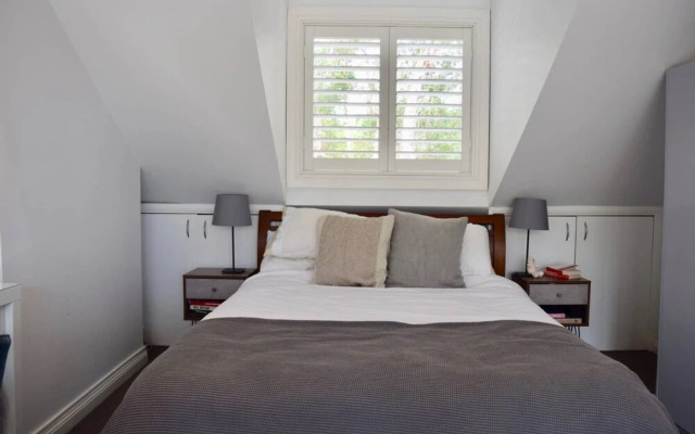 Stylish 2 Bedroom in Alexandria With Outdoor Patio