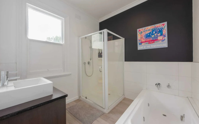 Unique 2BR Converted Storefront APT in Alphington!