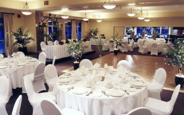 Pinnacle Pointe Resort by kelownacondorentals