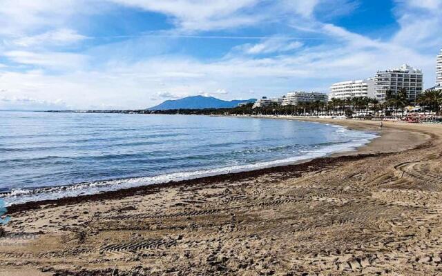 Skol 427 Spacious 1 Bedroom Apartment with Sea Views