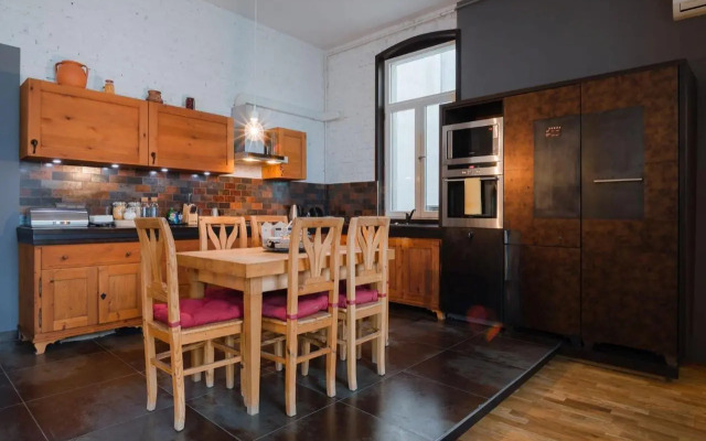 Cozy Loft at Opera