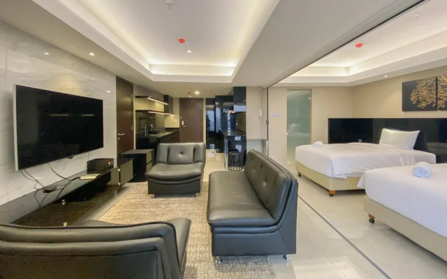 Spacious Combined Studio Apartment At Warhol (W/R) Residence