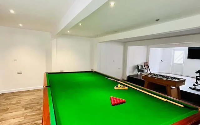 Large Riverside House in Wraysbury, Staines