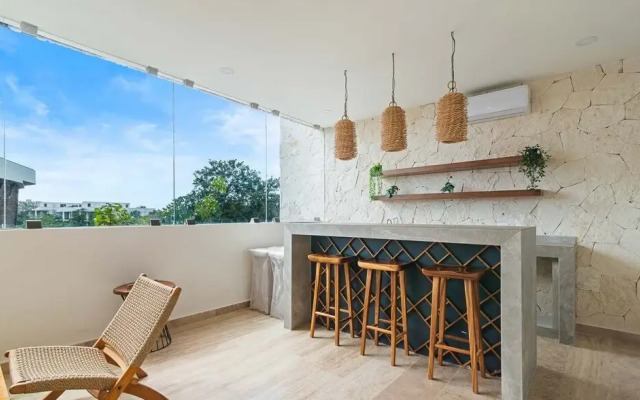 1 Br. LX Amenities Prime Location