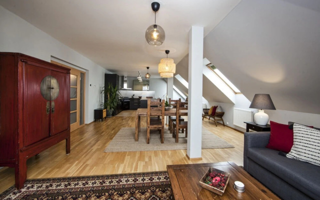 Spacious Treetop Apartment by easyBNB