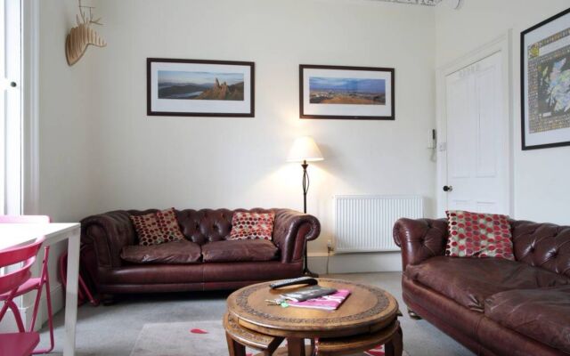 2 Bedroom Flat Near Edinburgh Castle Sleeps 5