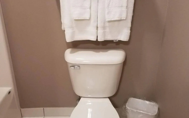 Okoboji Inn & Suites