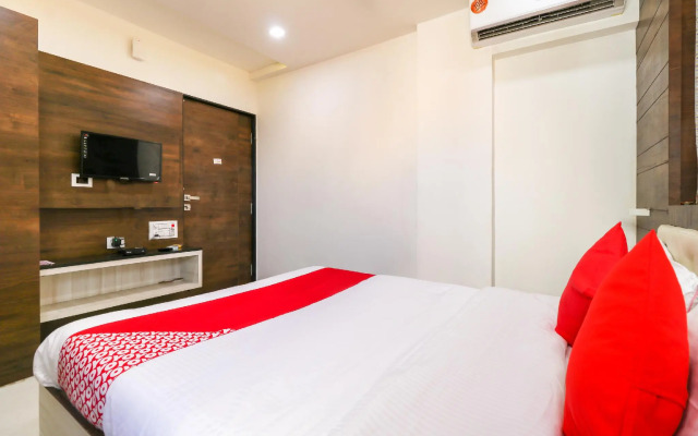 OYO 68826  R K Lodging And Amrut Restaurant