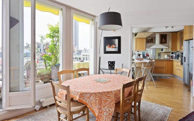 Stunning 3 Bed Apt With Balcony Near Champs Elysée