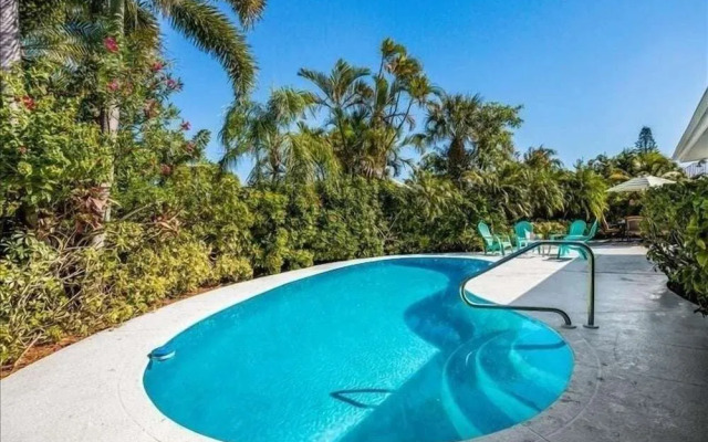 Sand N Suds 3 Bedroom Home by RedAwning