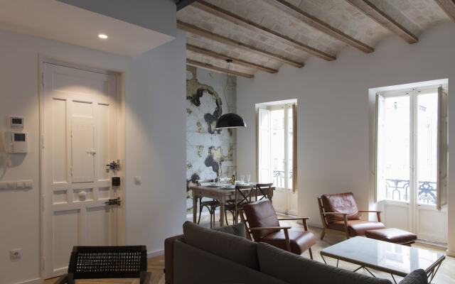 Chic & Central in Lively but Quiet Area