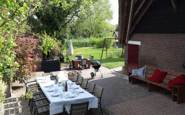 Quaint Farmhouse near River in Oosterwijk