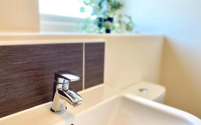 Superior Two-Bed Apartment with Free Parking, CV1 Coventry