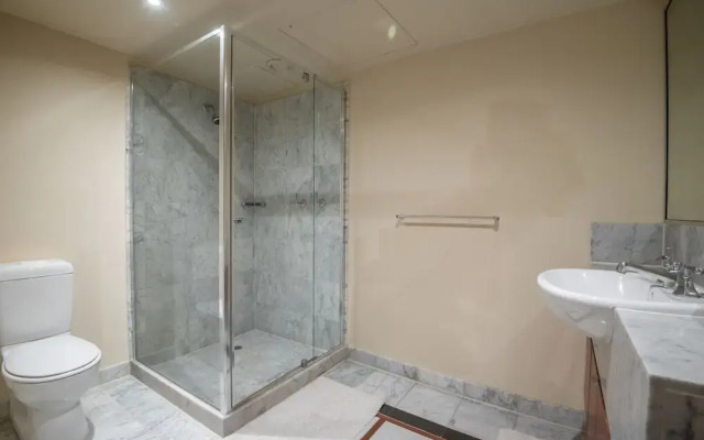 Elegant 4B 2B Unit in Melbourne CBD w/ Parking!