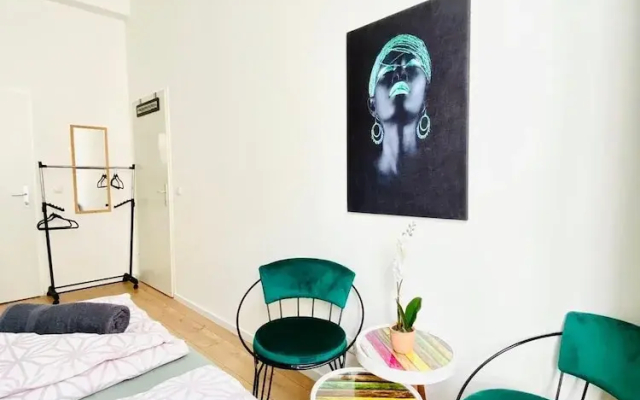 Spacious 8BR Apt with Terrace 16P