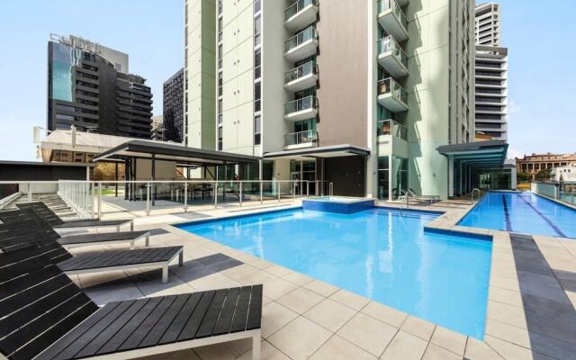 2BR Epic Views CBD 2 Cars Pool Wine Gym Netflix