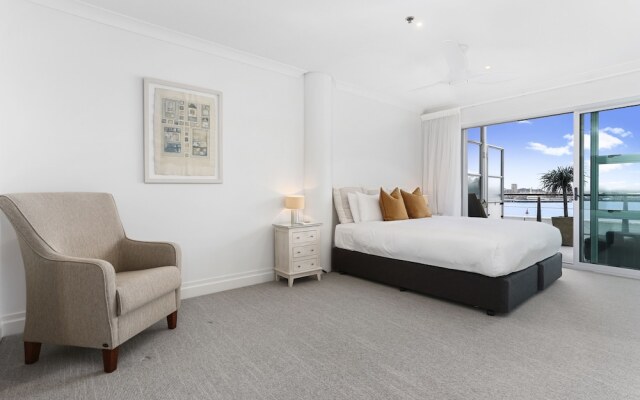 Light and spacious w incredible harbour views