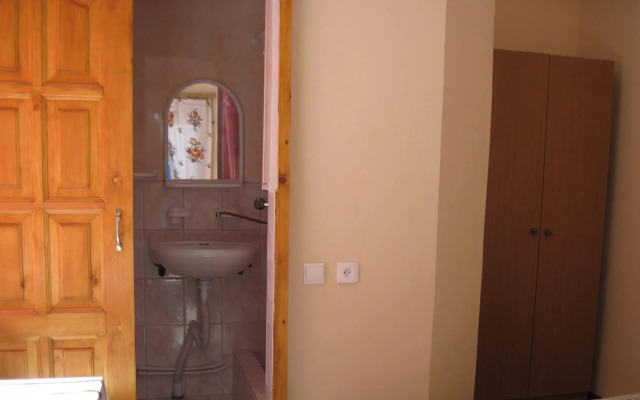 Liana Guest House