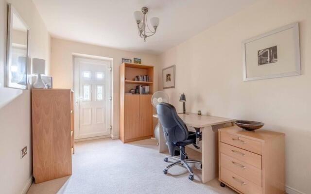 Cosy 2 Bed 2 Bath Central Windsor & Parking