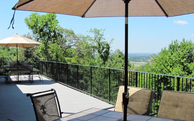 Beautiful Central Fayetteville Townhome w/ Views!
