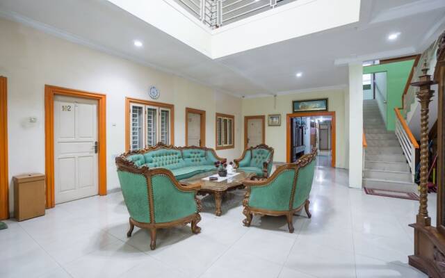 Hotel & Kost 37 by OYO Rooms