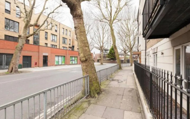 Three Bedroom Apartment by Beautiful Park