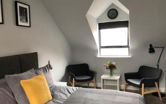 City Centre Townhouse-3 Bedrooms & Parking - Excellent Location