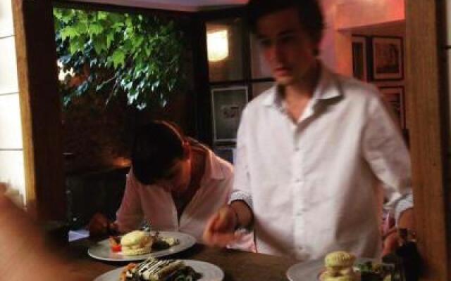 Les Tables De La Fontaine