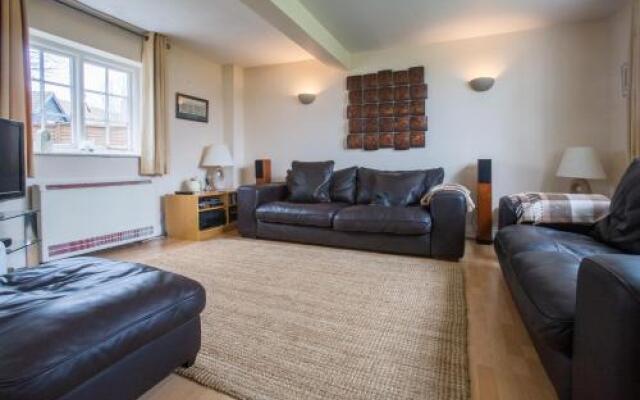 2 Ogilvie Lodge