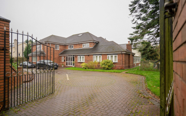 OYO Oakcroft Guest House Manchester Airport