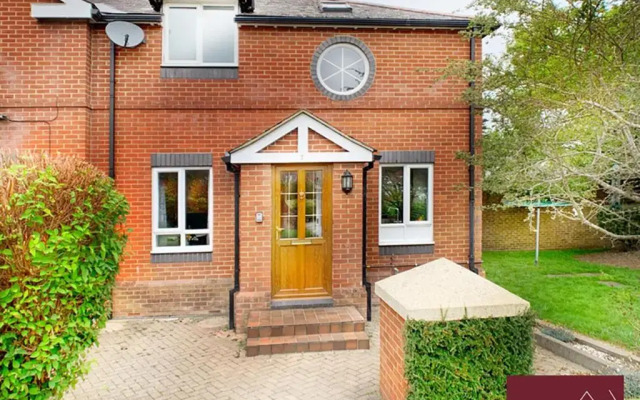 Farnborough - Peel Court - 2 Bed Parking & Garden