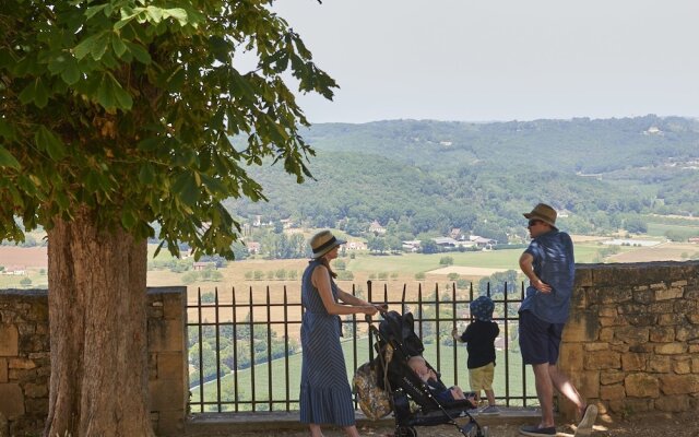 Charming House With a Covered Terrace Near Gourdon