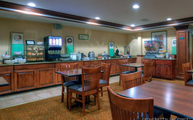 Country Inn & Suites by Radisson, Chester, VA